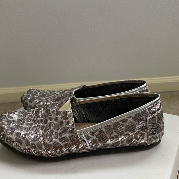 TOMS Giraffe Print Glitter size 8. In great condition - Picture 5 of 13